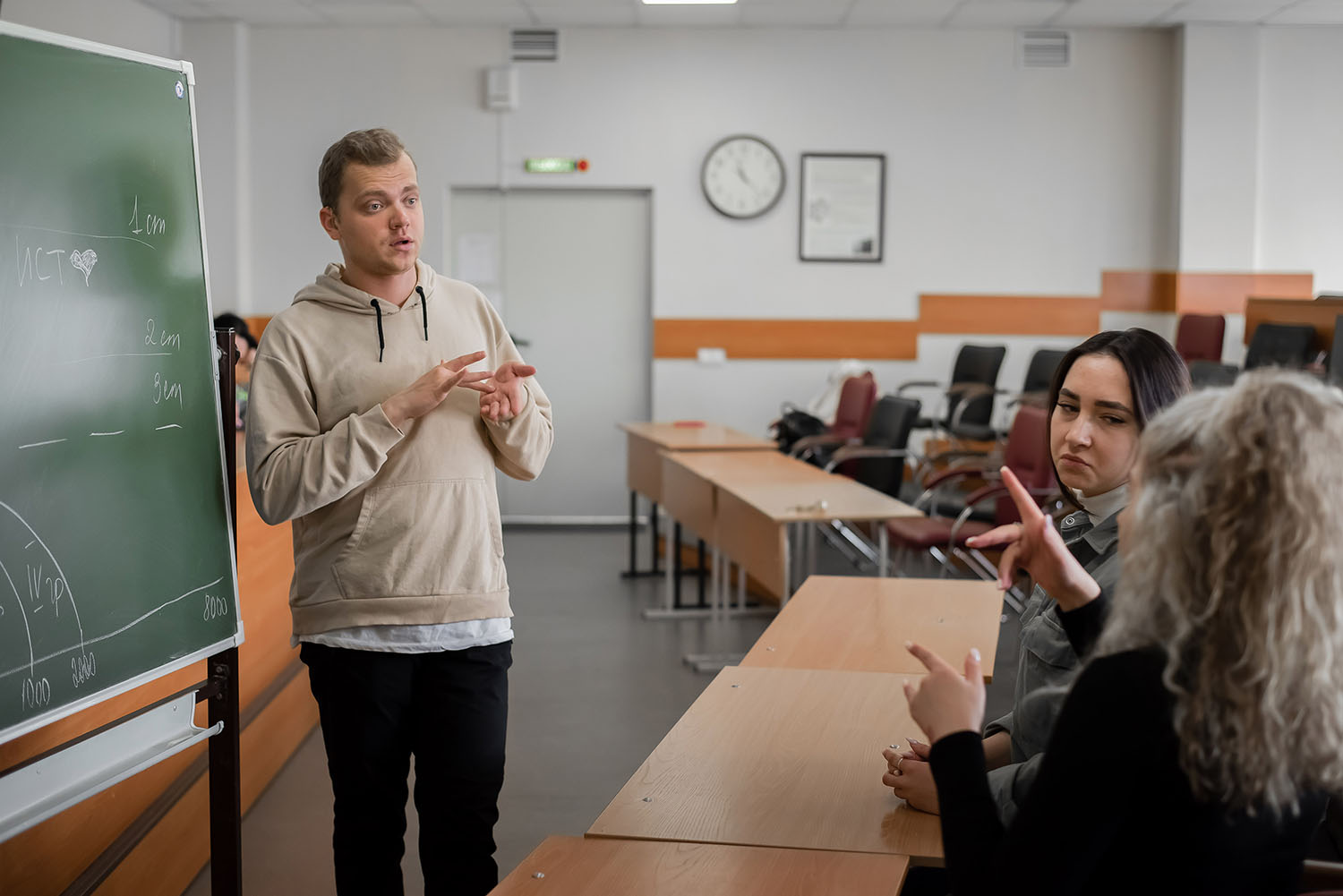 Deaf-college-students-in-classroom.jpg